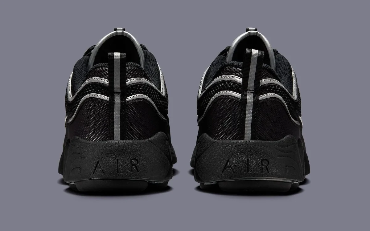La Nike Zoom Spiridon « Black/Metallic Silver » devrait faire son retour au printemps 2025, marquant sa première sortie depuis 2016
