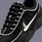 La Nike Zoom Spiridon « Black/Metallic Silver » devrait faire son retour au printemps 2025, marquant sa première sortie depuis 2016