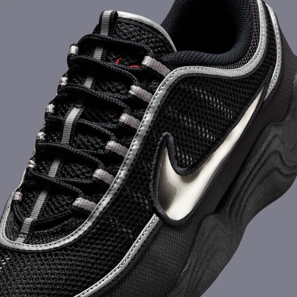 La Nike Zoom Spiridon « Black/Metallic Silver » devrait faire son retour au printemps 2025, marquant sa première sortie depuis 2016