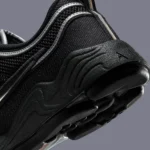 La Nike Zoom Spiridon « Black/Metallic Silver » devrait faire son retour au printemps 2025, marquant sa première sortie depuis 2016