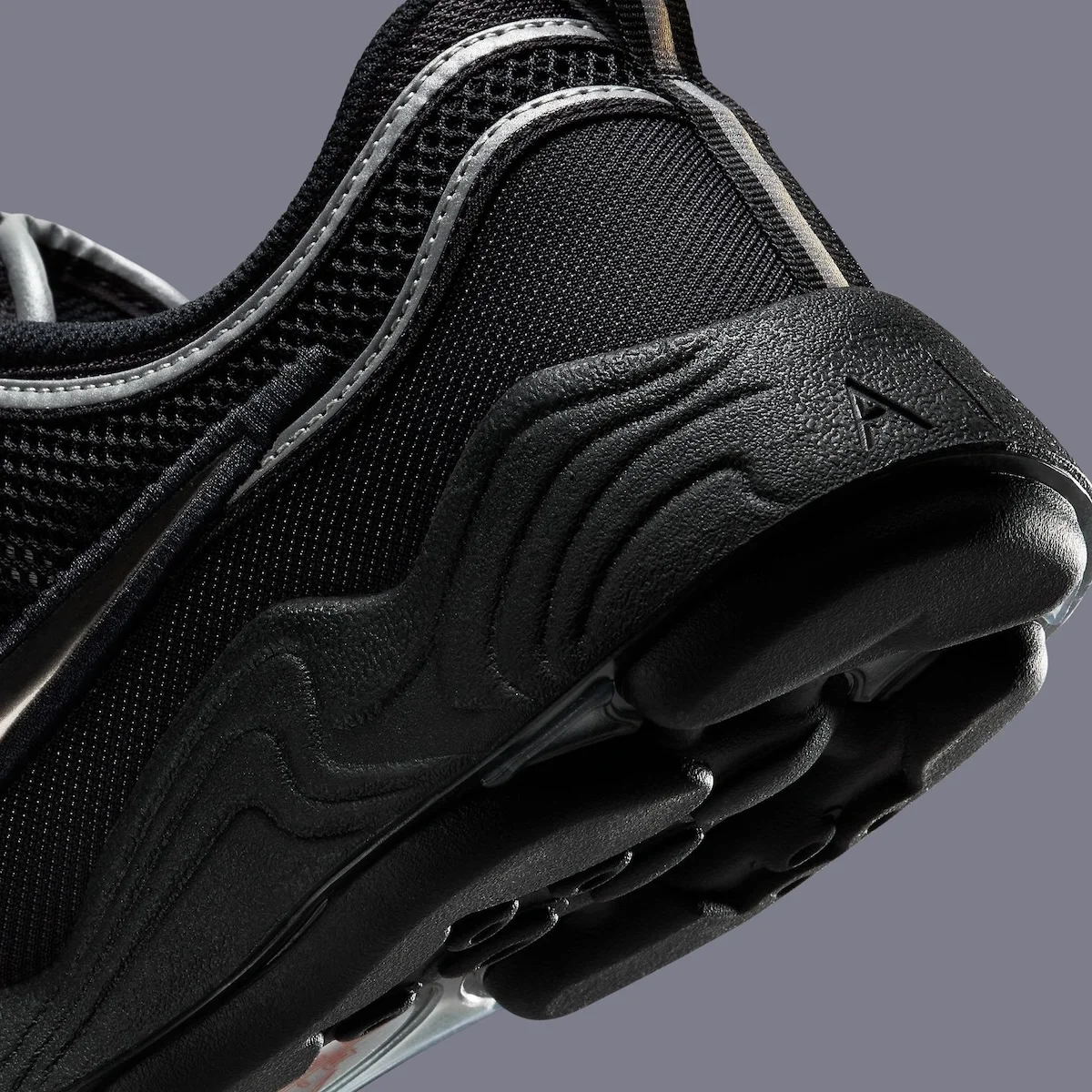 La Nike Zoom Spiridon « Black/Metallic Silver » devrait faire son retour au printemps 2025, marquant sa première sortie depuis 2016