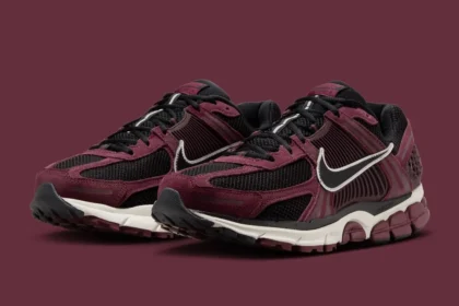 La Nike Zoom Vomero 5 « Dark Team Red » annonce le printemps 2025 avec un luxe polyvalent