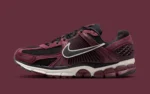 La Nike Zoom Vomero 5 « Dark Team Red » annonce le printemps 2025 avec un luxe polyvalent