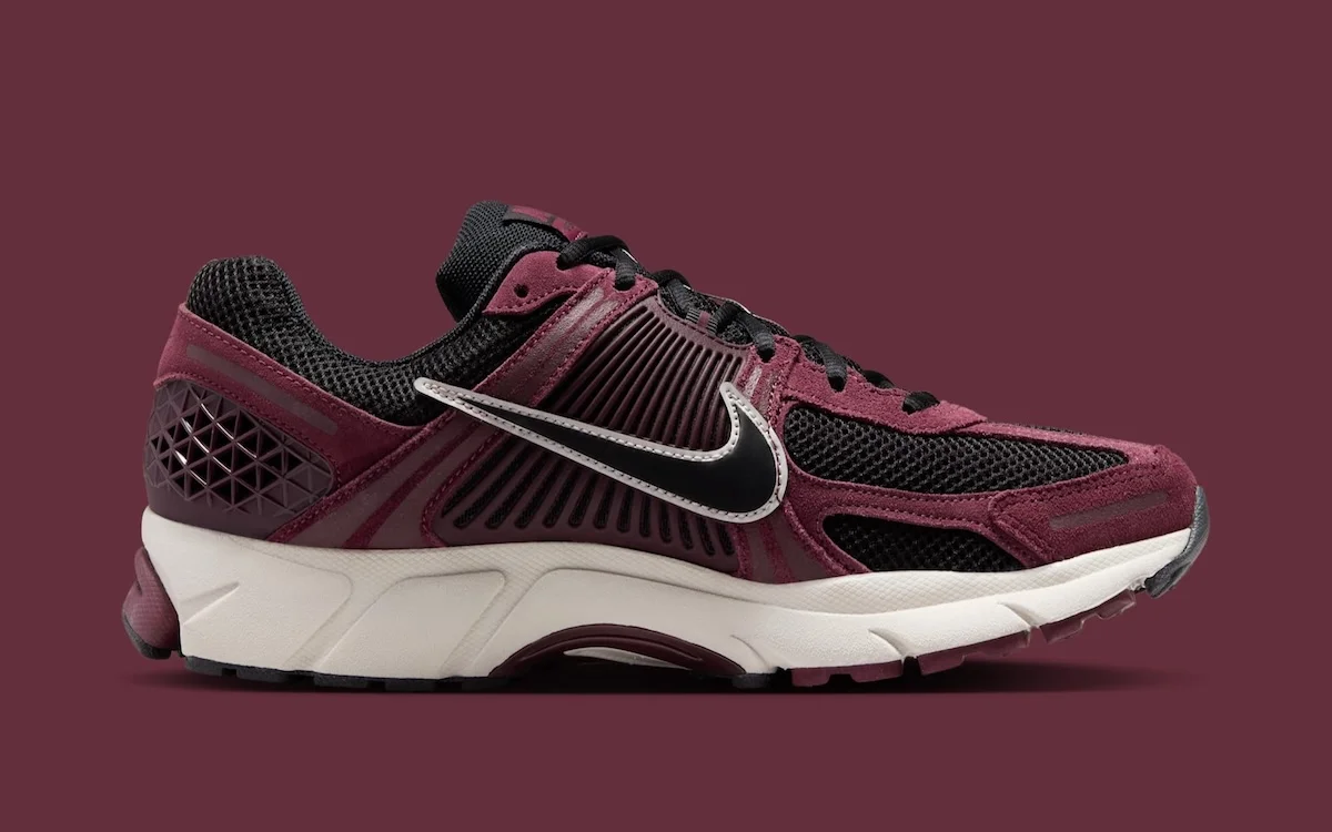 La Nike Zoom Vomero 5 « Dark Team Red » annonce le printemps 2025 avec un luxe polyvalent
