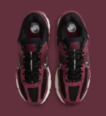 La Nike Zoom Vomero 5 « Dark Team Red » annonce le printemps 2025 avec un luxe polyvalent