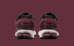 La Nike Zoom Vomero 5 « Dark Team Red » annonce le printemps 2025 avec un luxe polyvalent