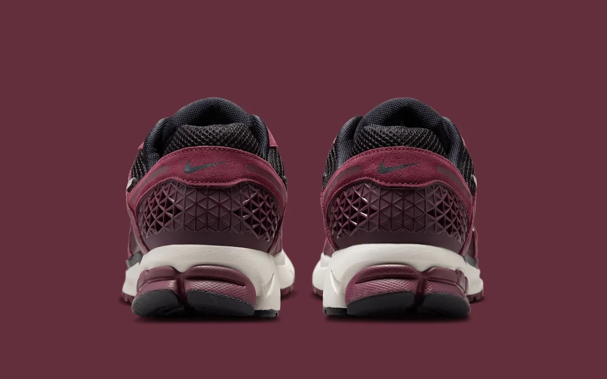 La Nike Zoom Vomero 5 « Dark Team Red » annonce le printemps 2025 avec un luxe polyvalent