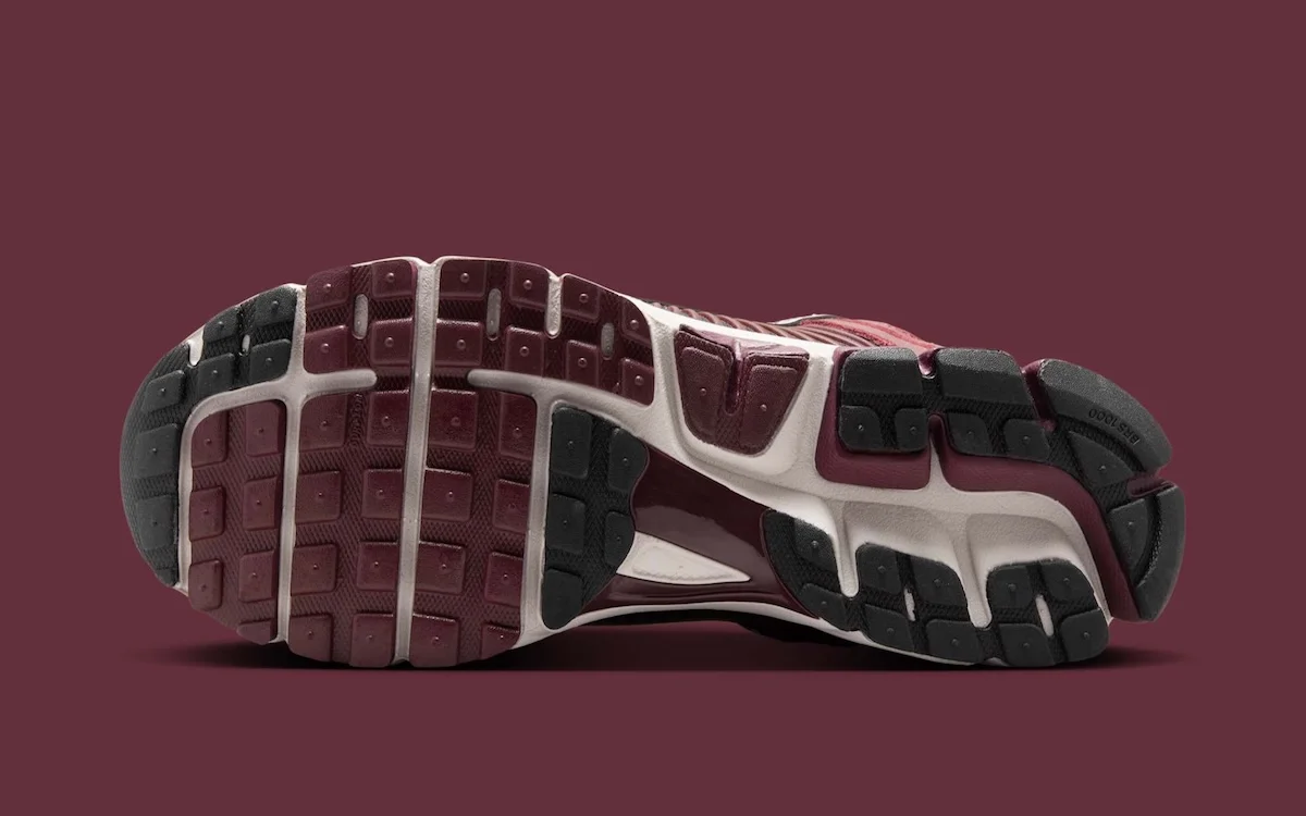 La Nike Zoom Vomero 5 « Dark Team Red » annonce le printemps 2025 avec un luxe polyvalent