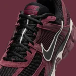 La Nike Zoom Vomero 5 « Dark Team Red » annonce le printemps 2025 avec un luxe polyvalent