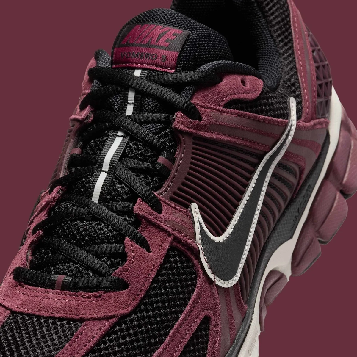 La Nike Zoom Vomero 5 « Dark Team Red » annonce le printemps 2025 avec un luxe polyvalent
