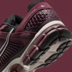 La Nike Zoom Vomero 5 « Dark Team Red » annonce le printemps 2025 avec un luxe polyvalent
