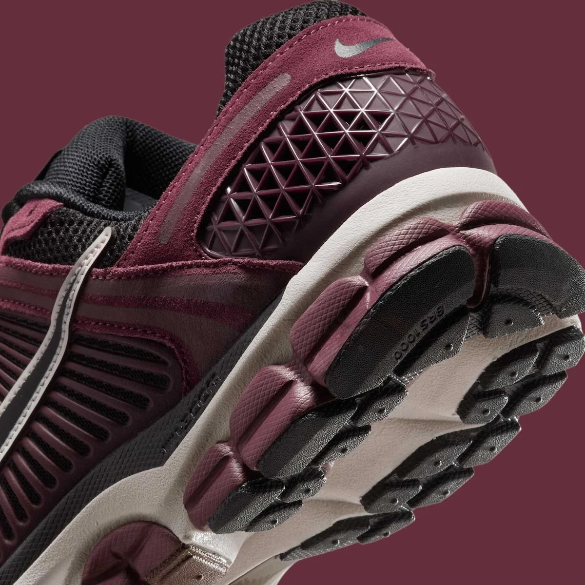 La Nike Zoom Vomero 5 « Dark Team Red » annonce le printemps 2025 avec un luxe polyvalent