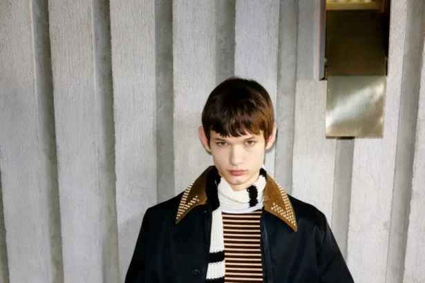 N°21 Automne 2025 réinvente la masculinité avec une rébellion ludique et une élégance subtile