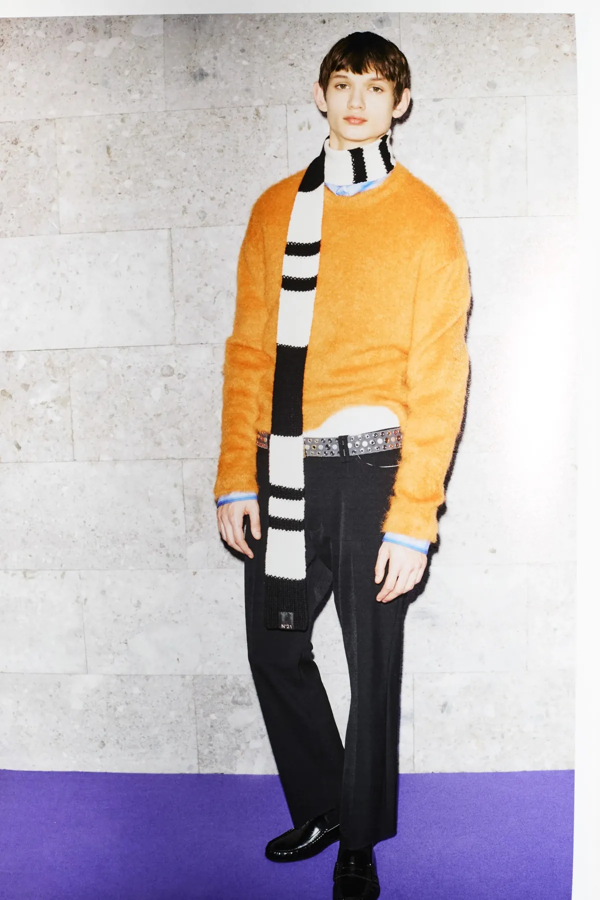 N°21 Automne 2025 réinvente la masculinité avec une rébellion ludique et une élégance subtile