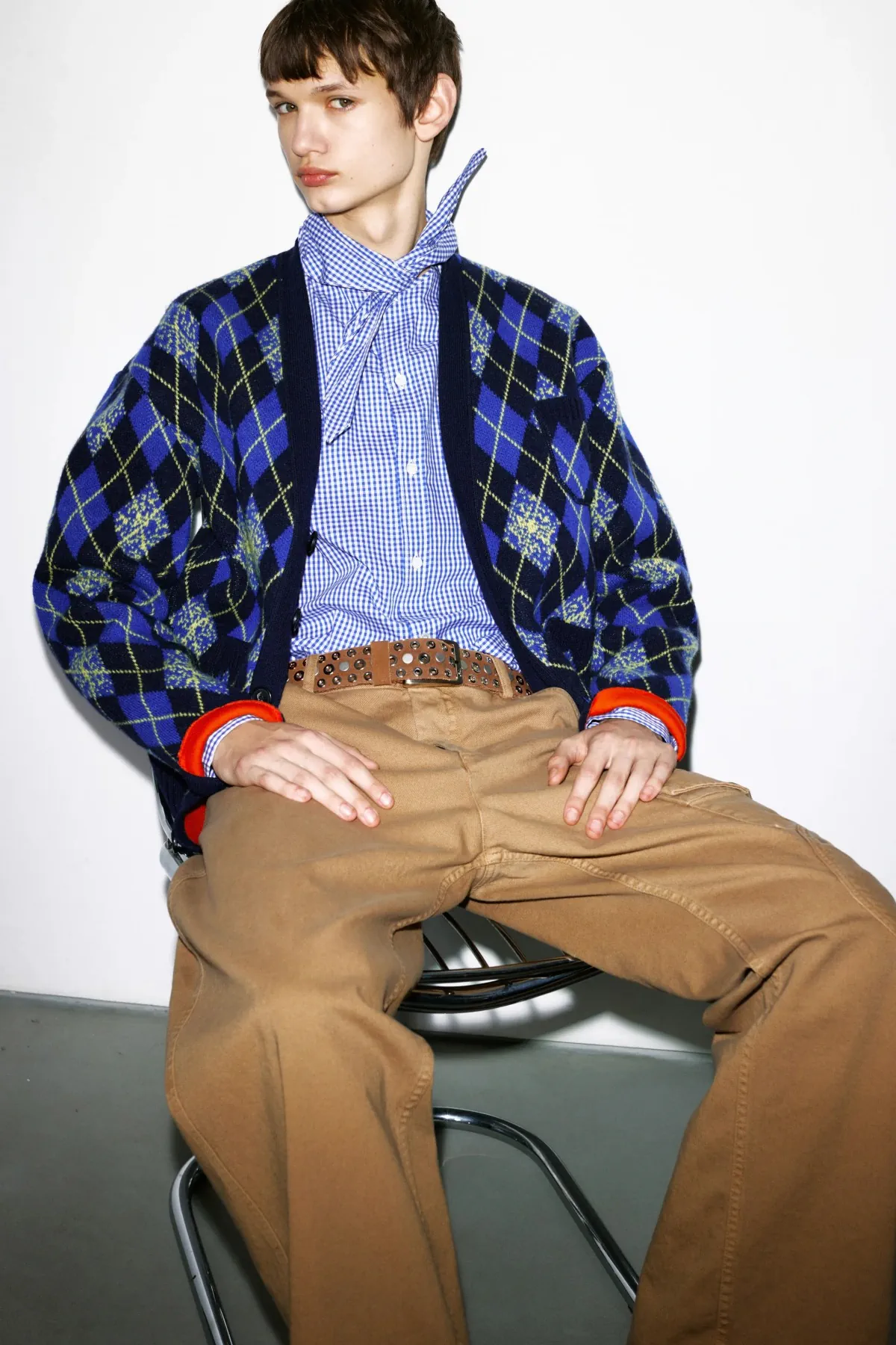 N°21 Automne 2025 réinvente la masculinité avec une rébellion ludique et une élégance subtile