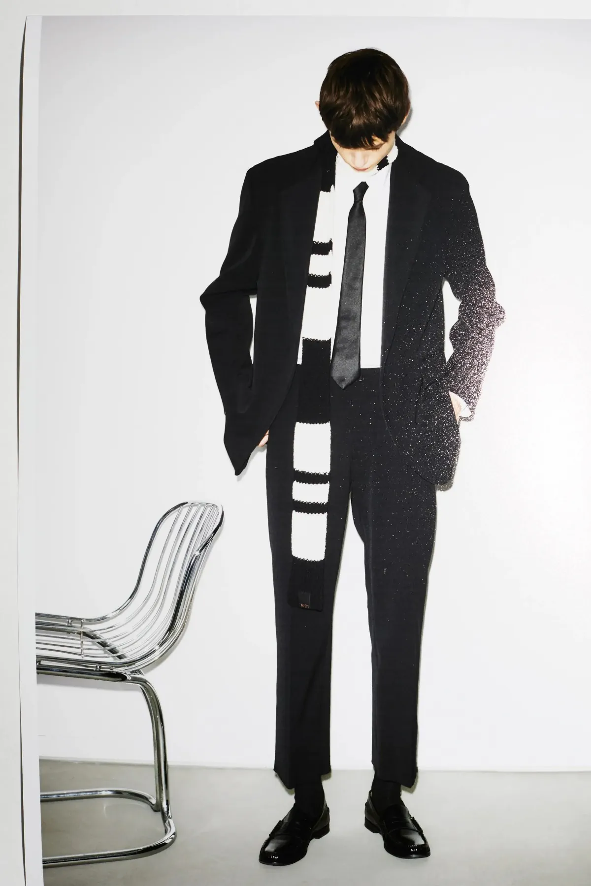 N°21 Automne 2025 réinvente la masculinité avec une rébellion ludique et une élégance subtile