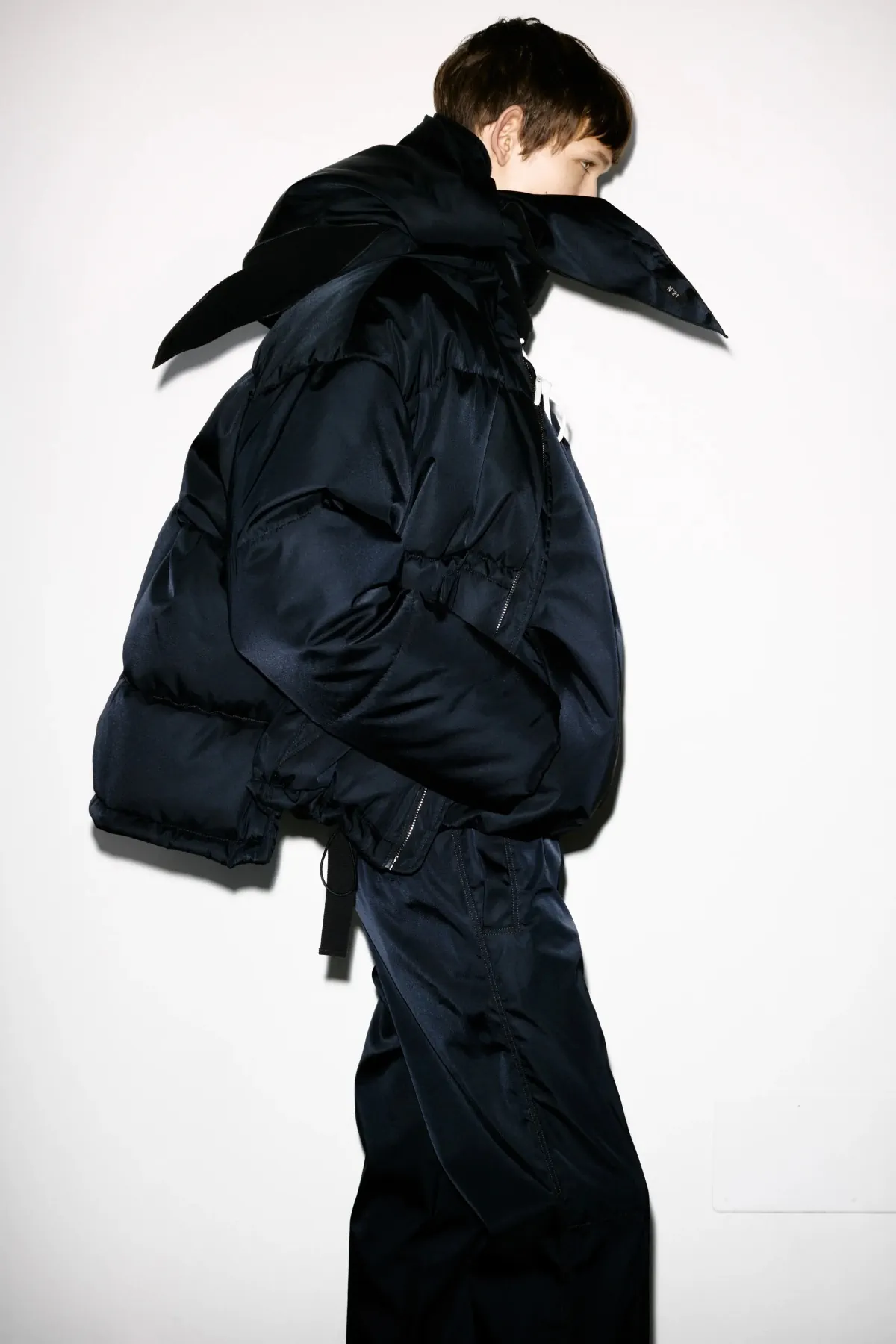 N°21 Automne 2025 réinvente la masculinité avec une rébellion ludique et une élégance subtile