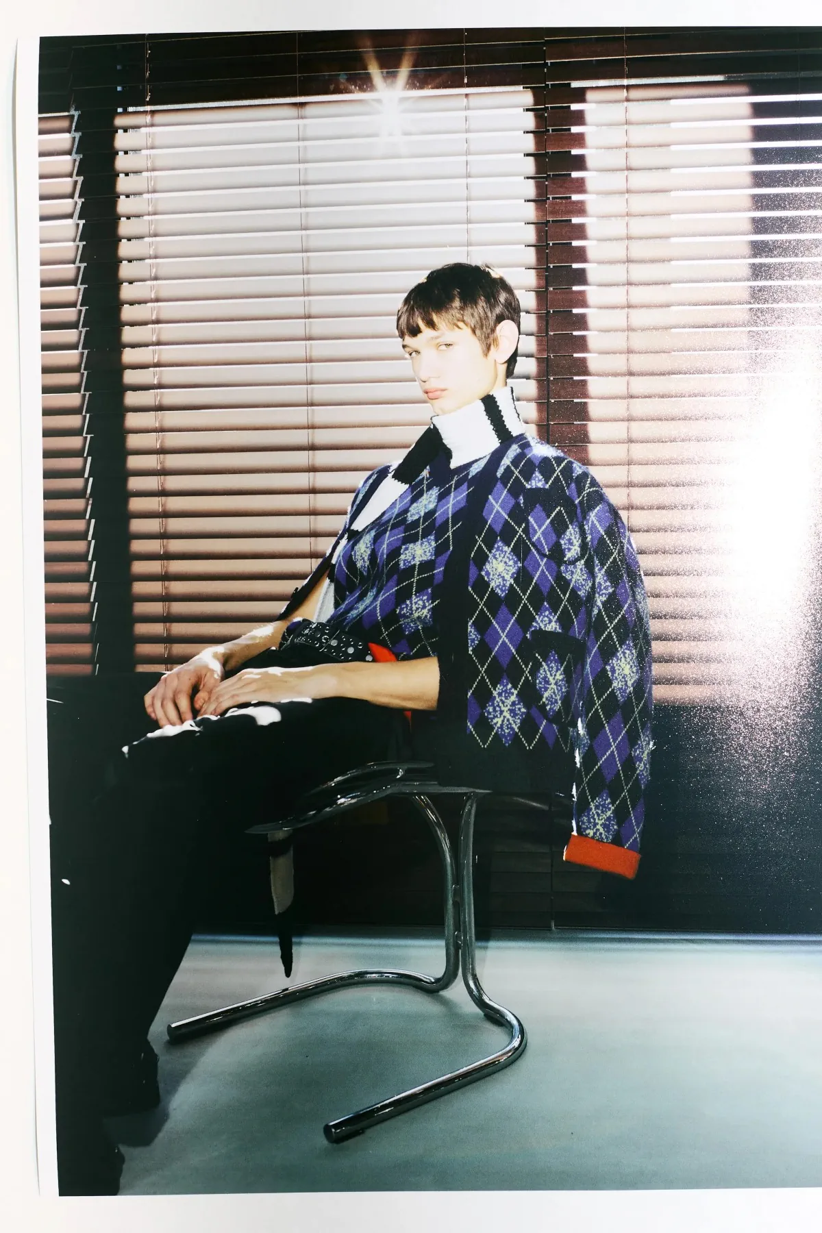 N°21 Automne 2025 réinvente la masculinité avec une rébellion ludique et une élégance subtile