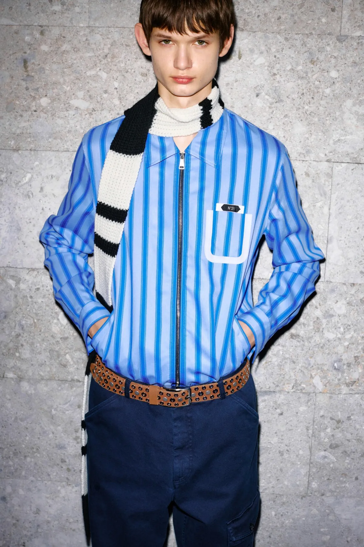 N°21 Automne 2025 réinvente la masculinité avec une rébellion ludique et une élégance subtile