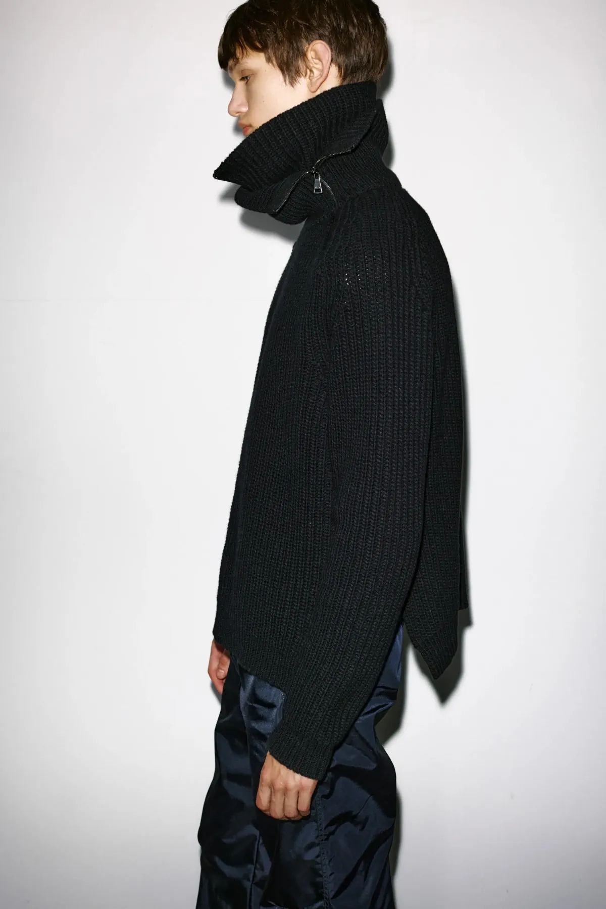 N°21 Automne 2025 réinvente la masculinité avec une rébellion ludique et une élégance subtile