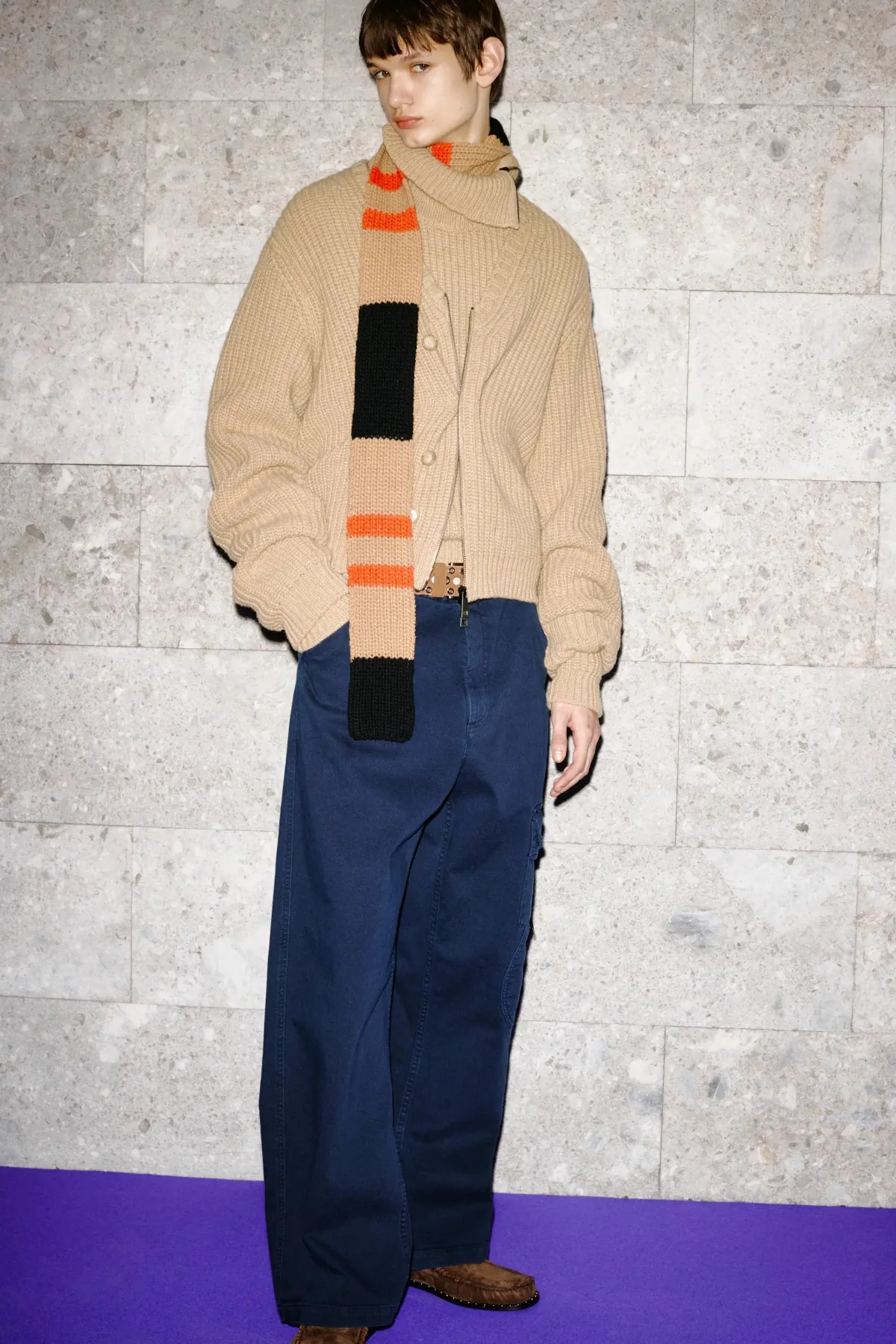 N°21 Automne 2025 réinvente la masculinité avec une rébellion ludique et une élégance subtile