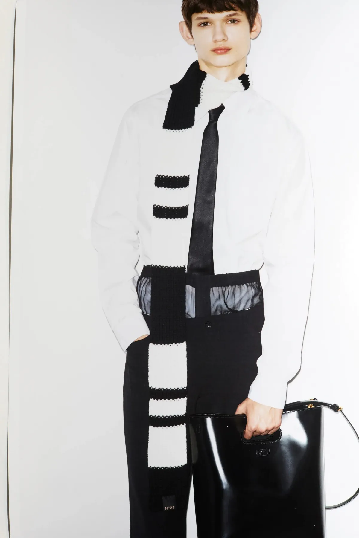 N°21 Automne 2025 réinvente la masculinité avec une rébellion ludique et une élégance subtile