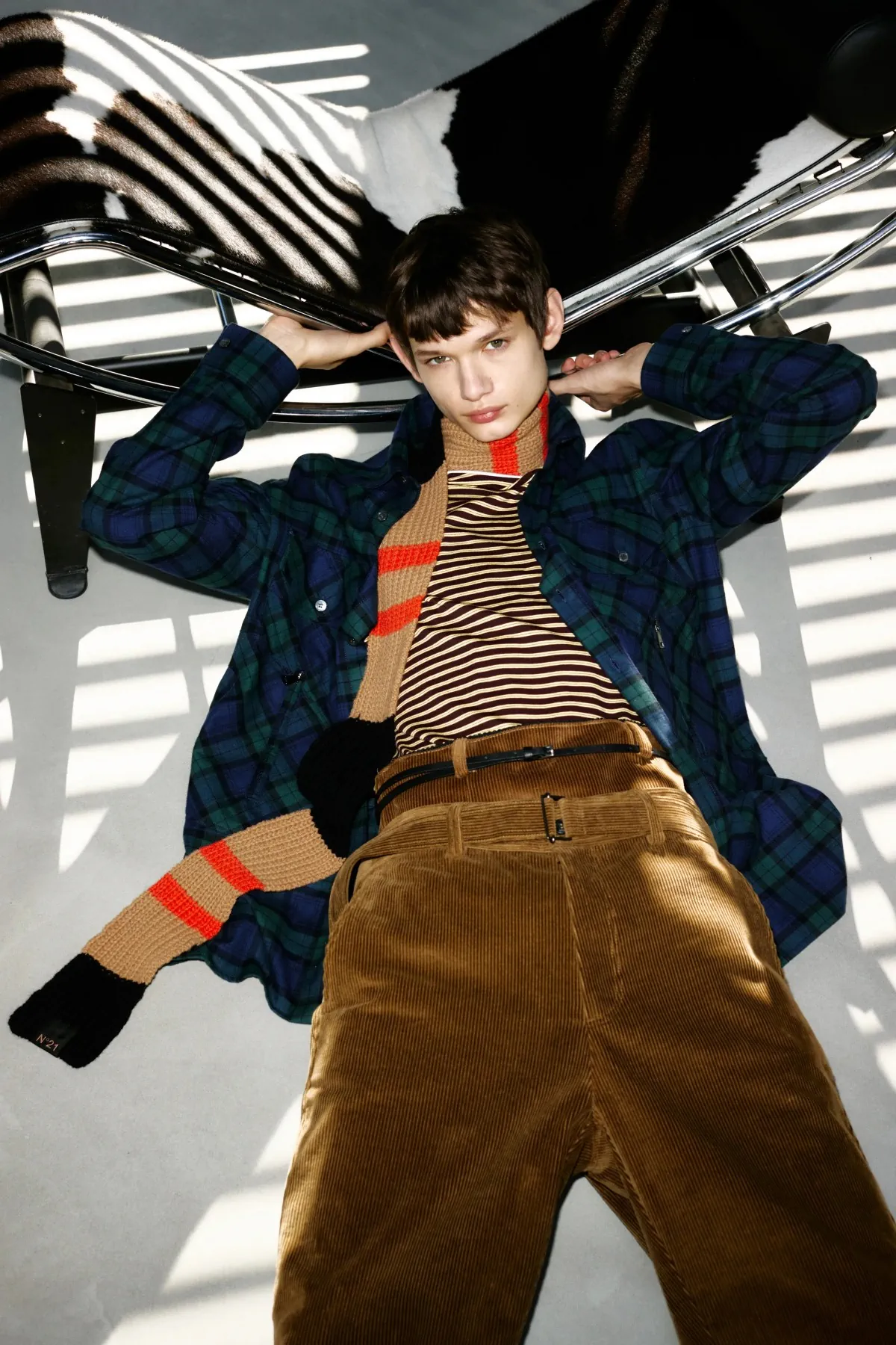 N°21 Automne 2025 réinvente la masculinité avec une rébellion ludique et une élégance subtile