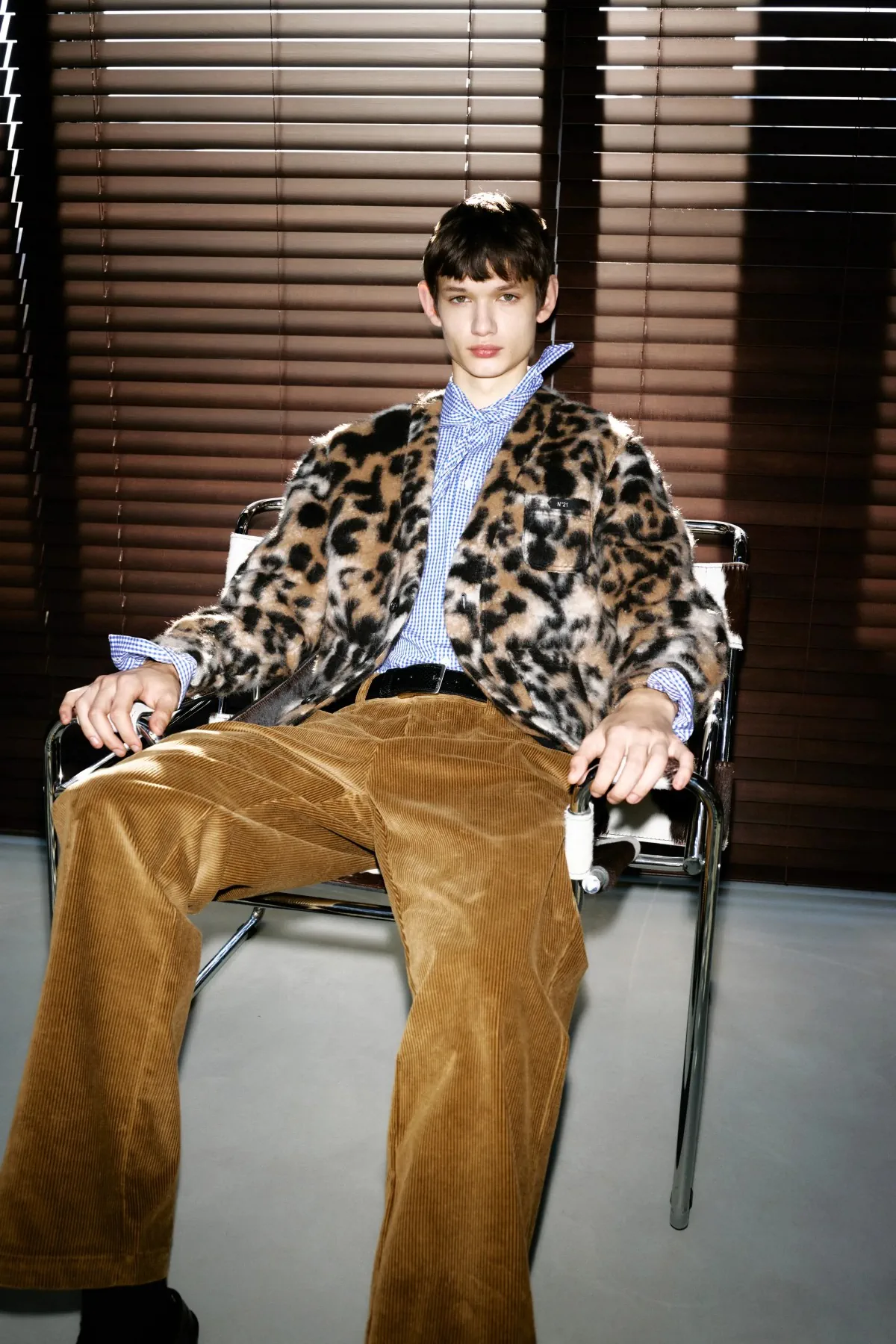 N°21 Automne 2025 réinvente la masculinité avec une rébellion ludique et une élégance subtile