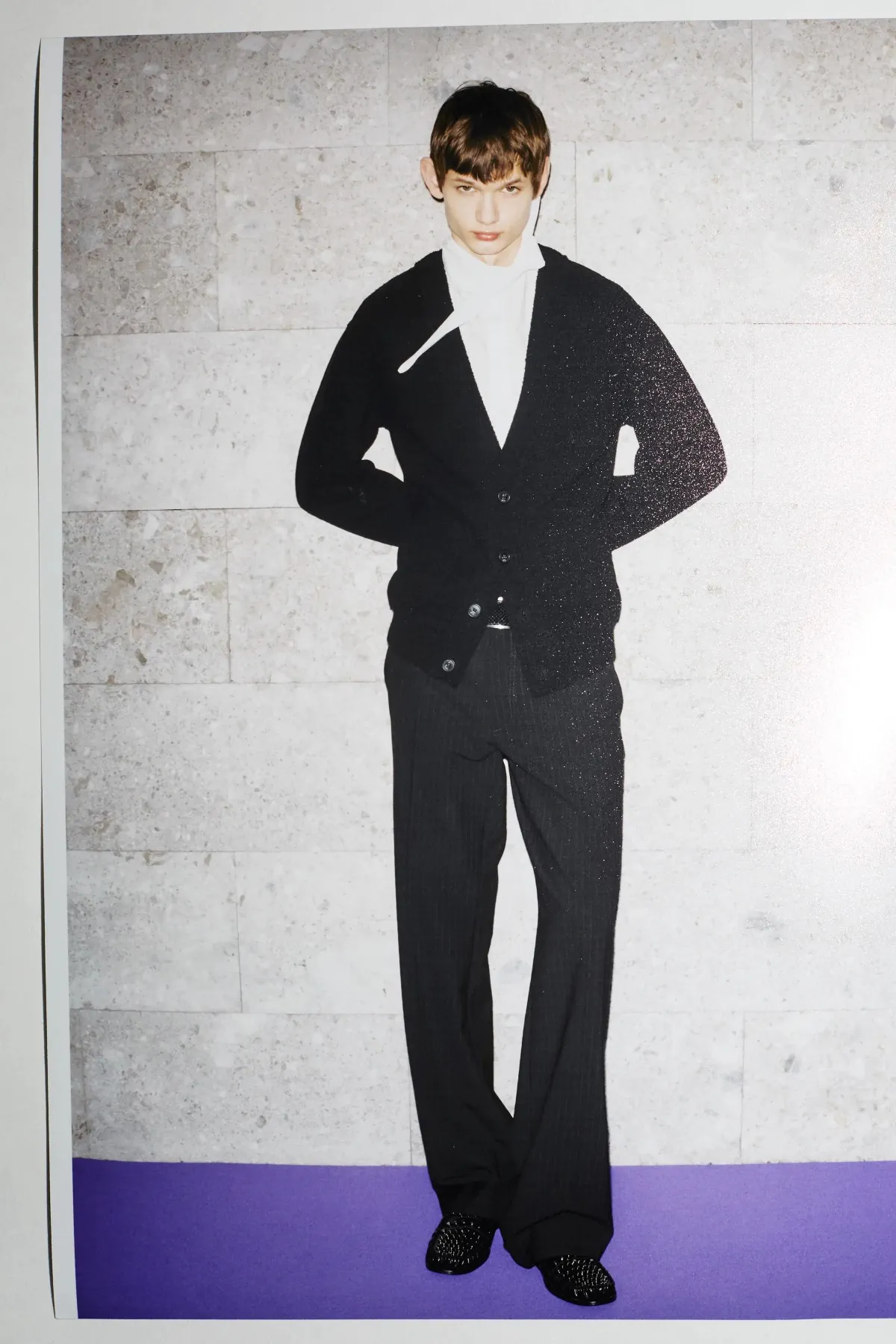 N°21 Automne 2025 réinvente la masculinité avec une rébellion ludique et une élégance subtile