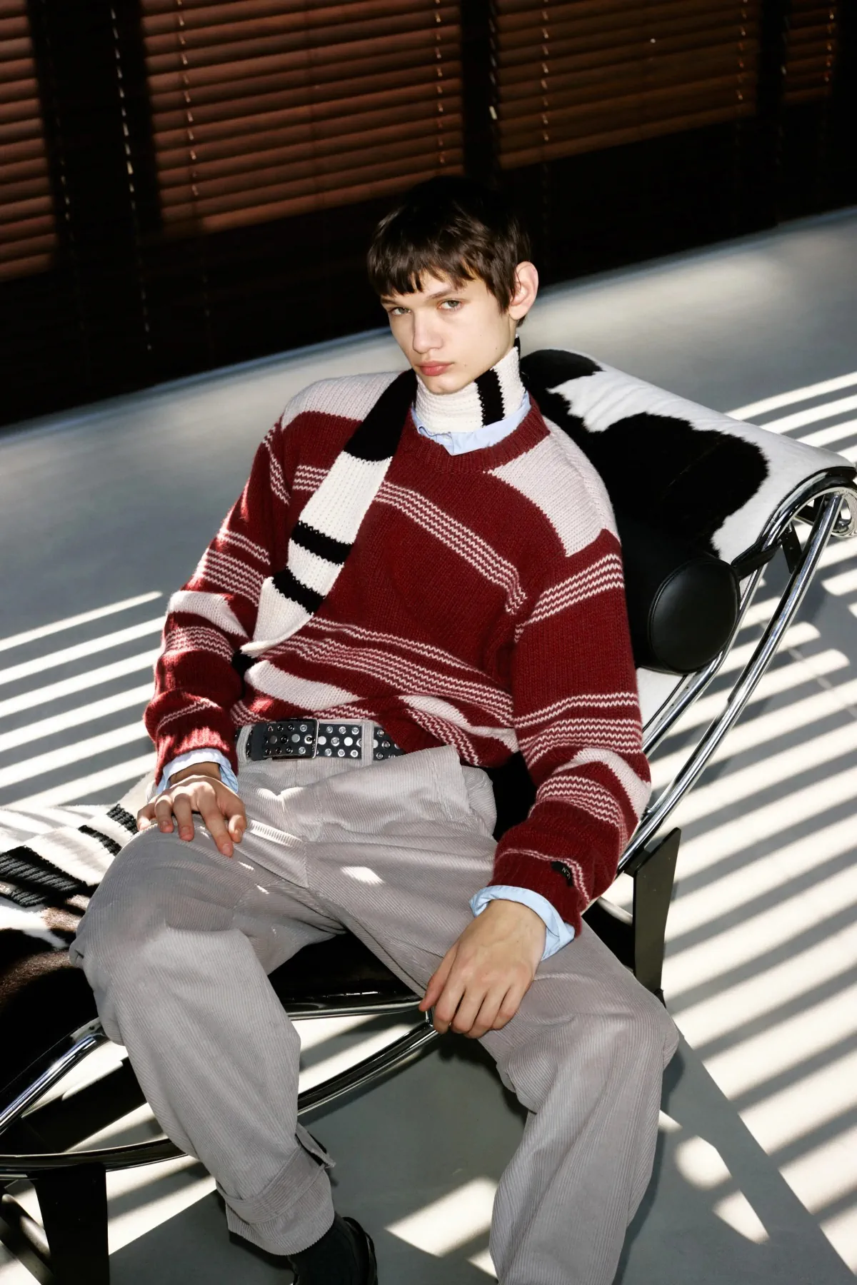 N°21 Automne 2025 réinvente la masculinité avec une rébellion ludique et une élégance subtile