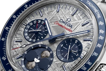 La Speedmaster Moonphase Meteorite d'OMEGA célèbre l'héritage lunaire avec un design stellaire
