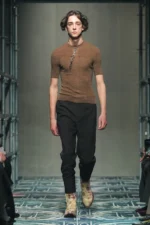 Prada Fall Winter 2025 Milan Fashion Week 1 Le défilé PRADA automne 2025 pour hommes a redéfini le luxe avec instinct et humanité