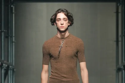 Le défilé PRADA automne 2025 pour hommes a redéfini le luxe avec instinct et humanité