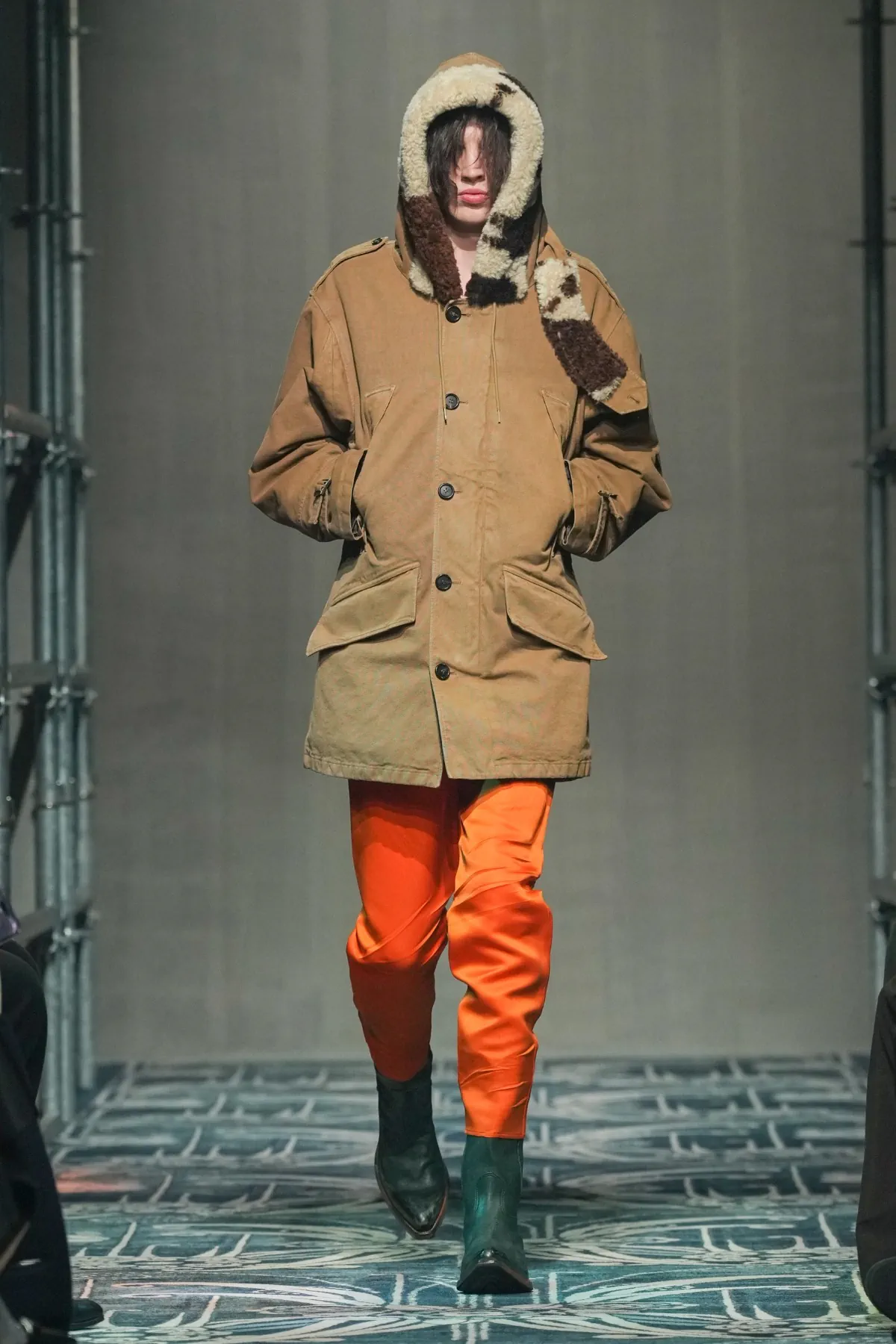 Le défilé PRADA automne 2025 pour hommes a redéfini le luxe avec instinct et humanité