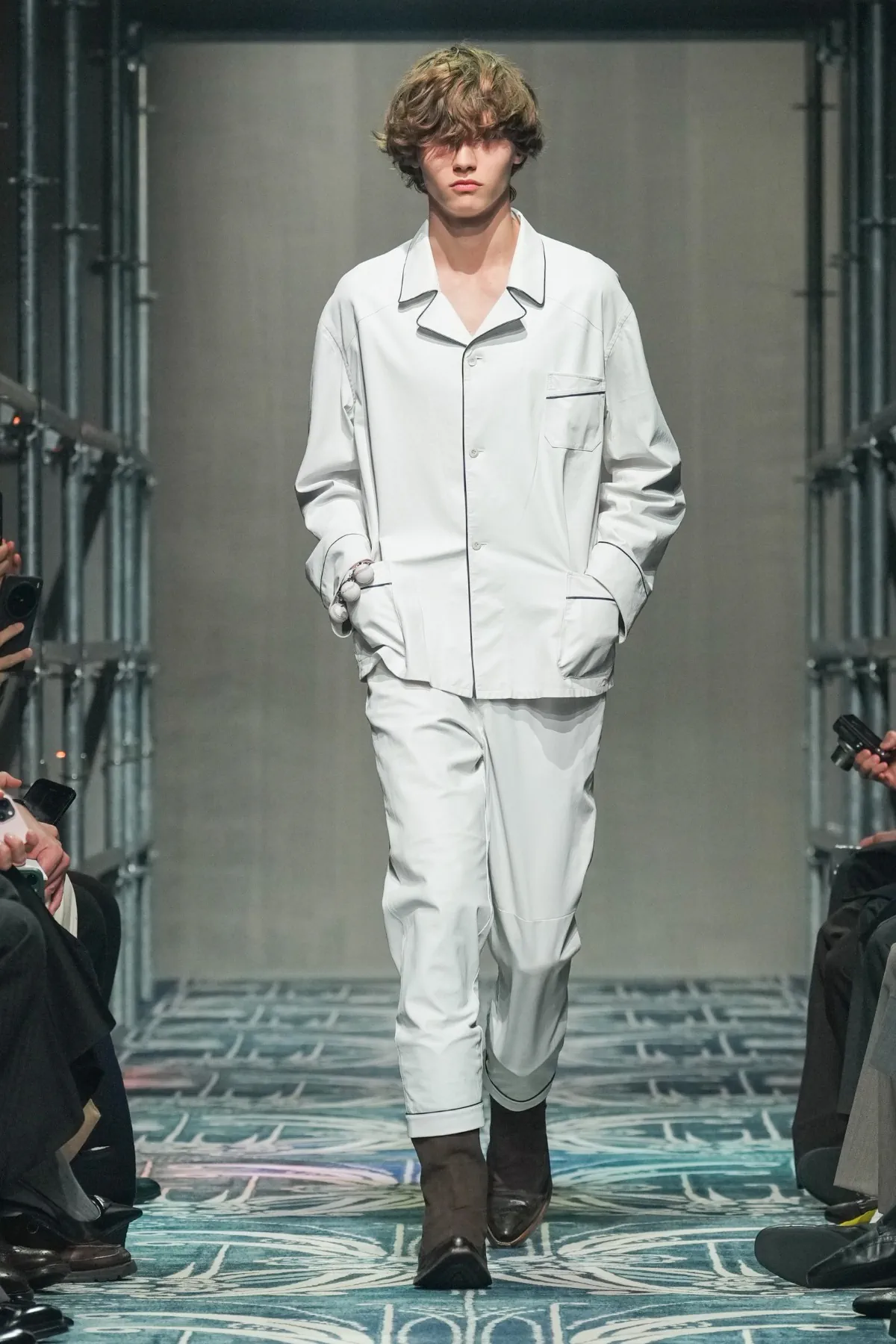 Le défilé PRADA automne 2025 pour hommes a redéfini le luxe avec instinct et humanité