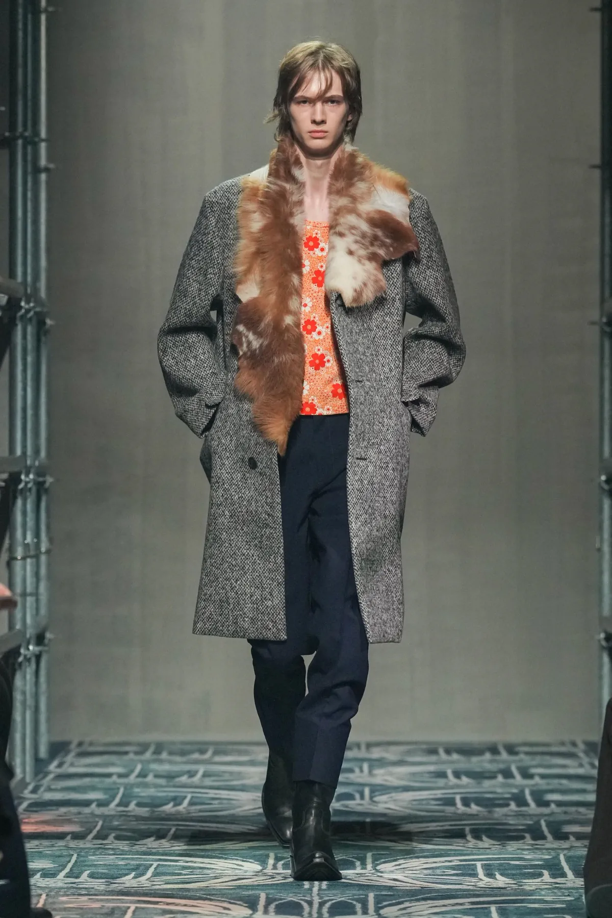 Le défilé PRADA automne 2025 pour hommes a redéfini le luxe avec instinct et humanité