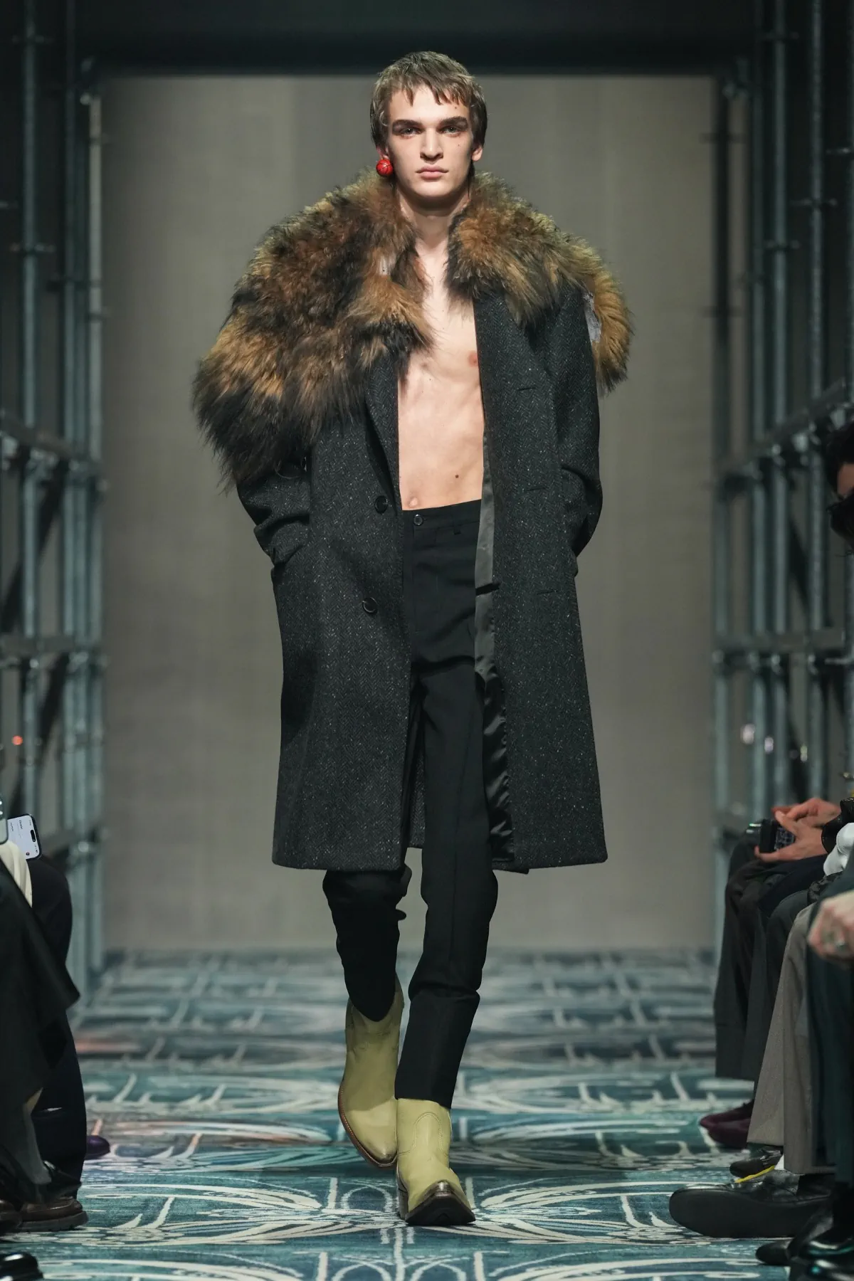 Prada Fall Winter 2025 Milan Fashion Week 2 Le défilé PRADA automne 2025 pour hommes a redéfini le luxe avec instinct et humanité