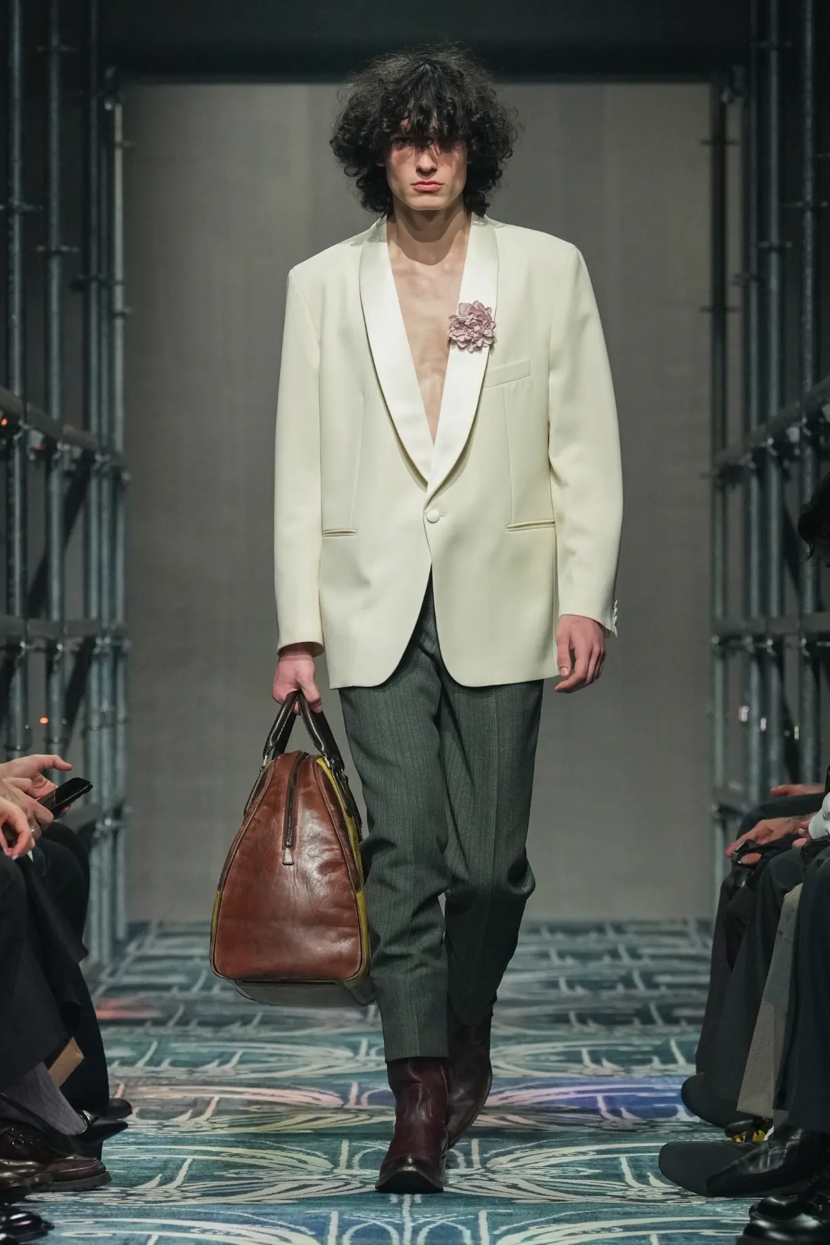 Le défilé PRADA automne 2025 pour hommes a redéfini le luxe avec instinct et humanité