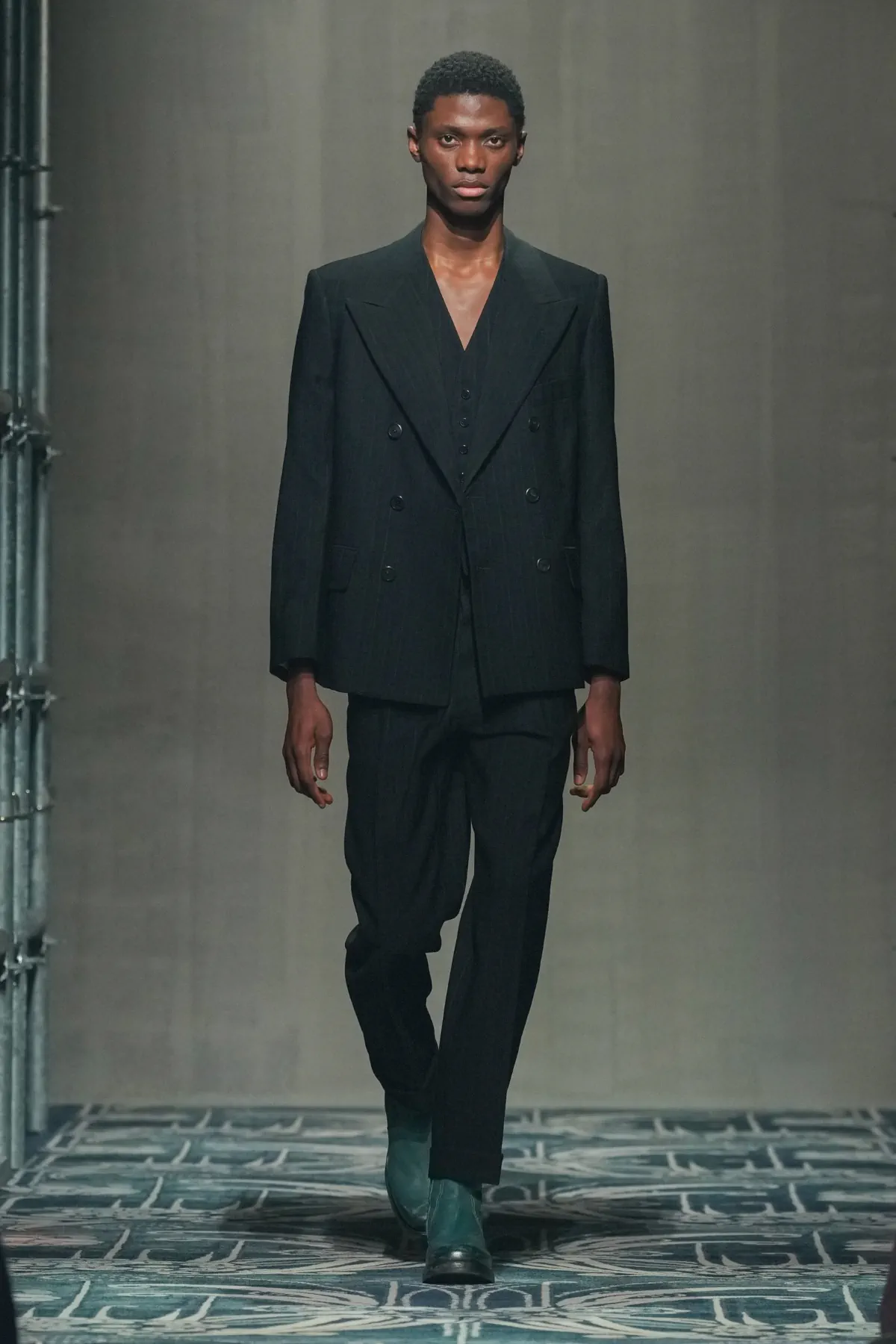 Le défilé PRADA automne 2025 pour hommes a redéfini le luxe avec instinct et humanité