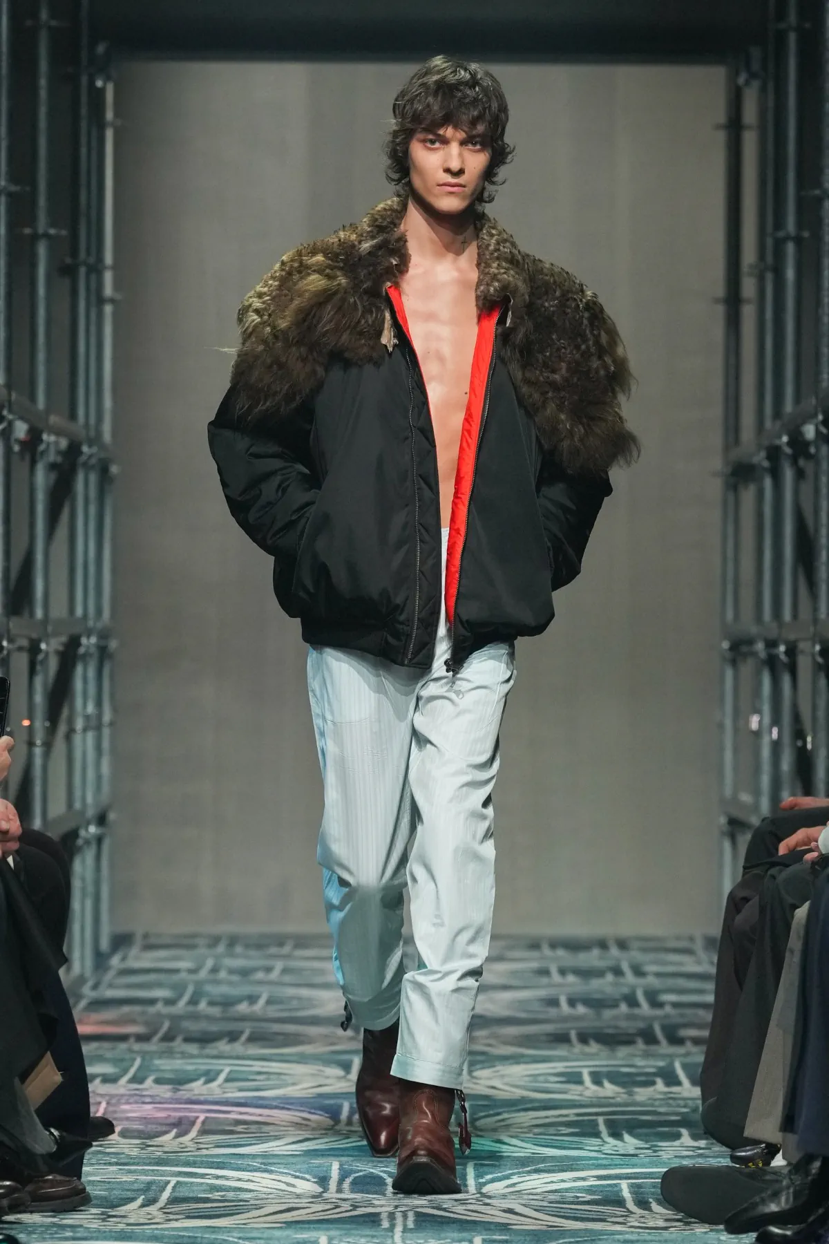 Le défilé PRADA automne 2025 pour hommes a redéfini le luxe avec instinct et humanité