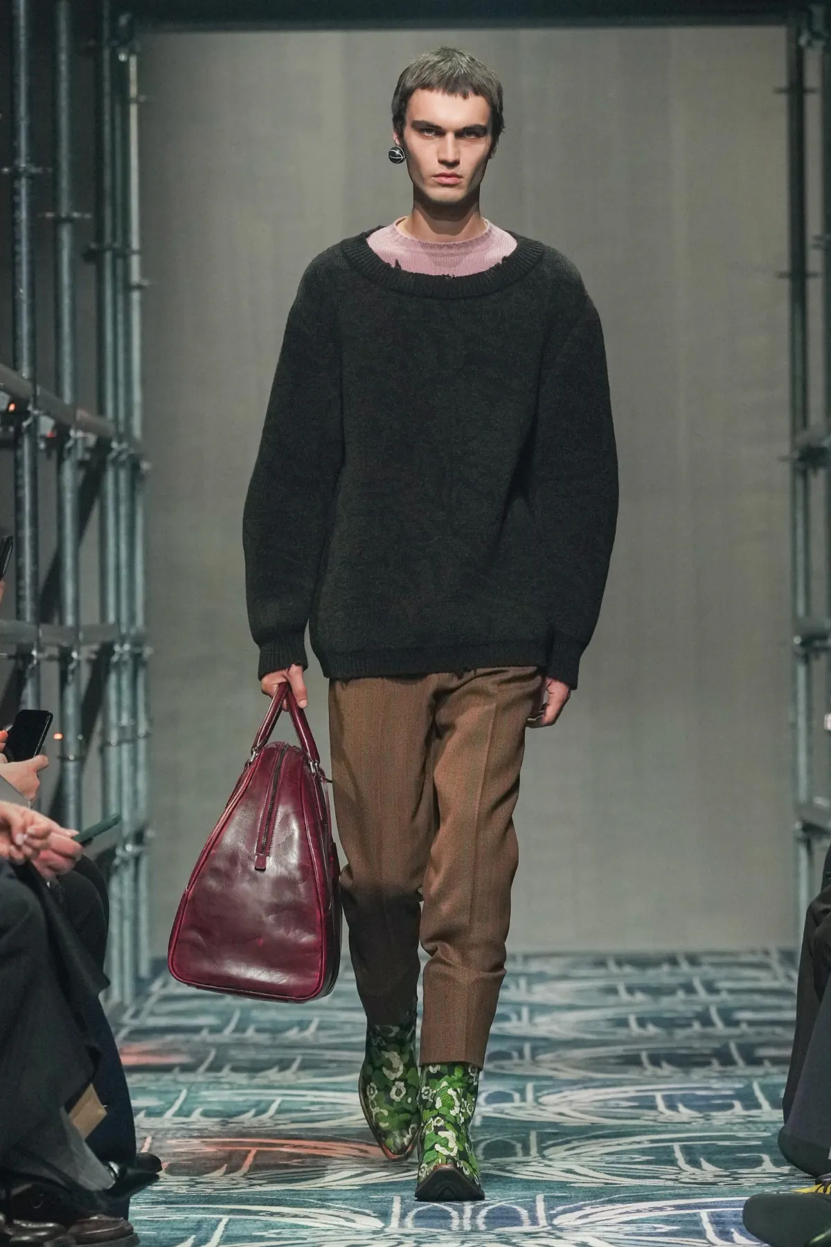 Le défilé PRADA automne 2025 pour hommes a redéfini le luxe avec instinct et humanité