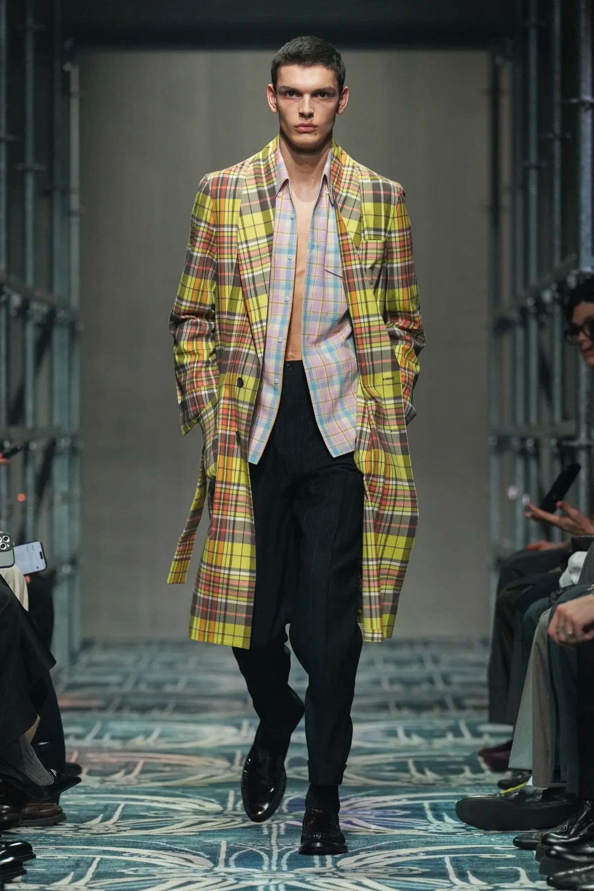 Le défilé PRADA automne 2025 pour hommes a redéfini le luxe avec instinct et humanité