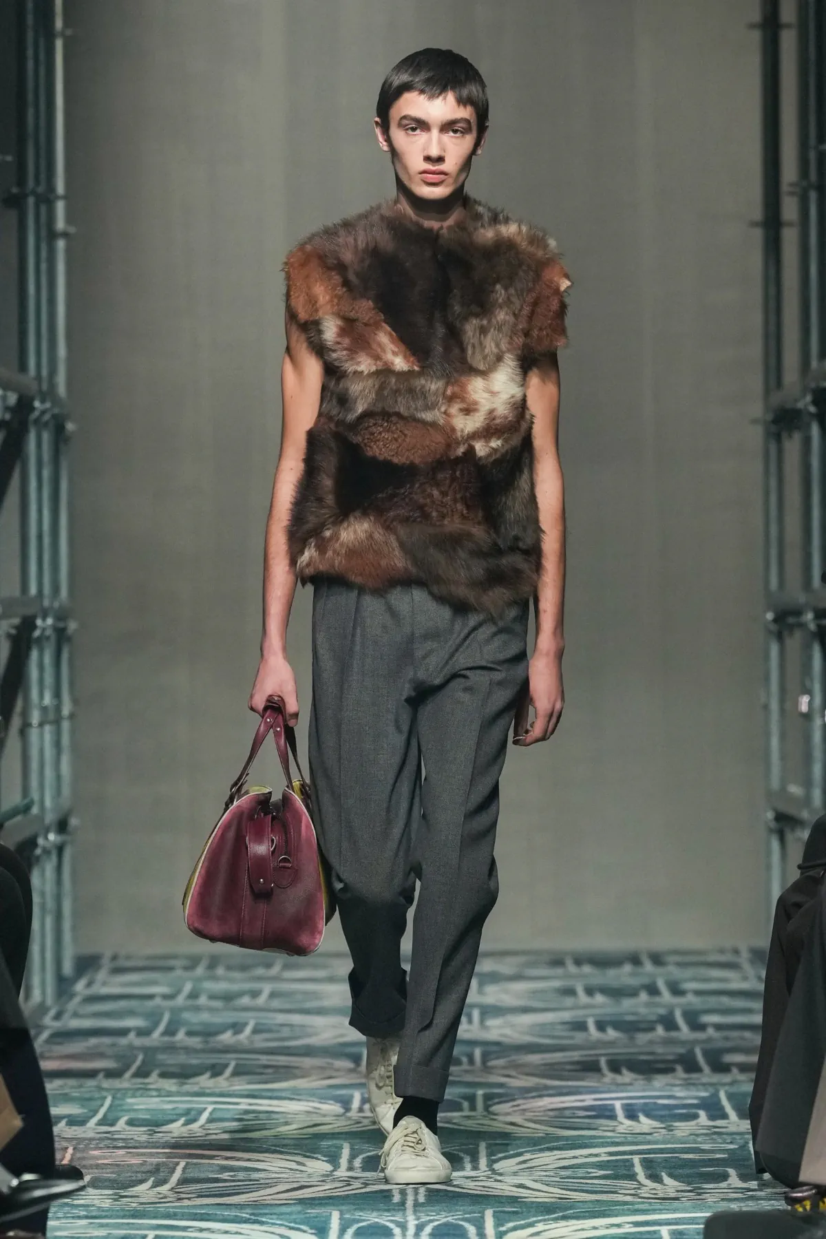 Le défilé PRADA automne 2025 pour hommes a redéfini le luxe avec instinct et humanité