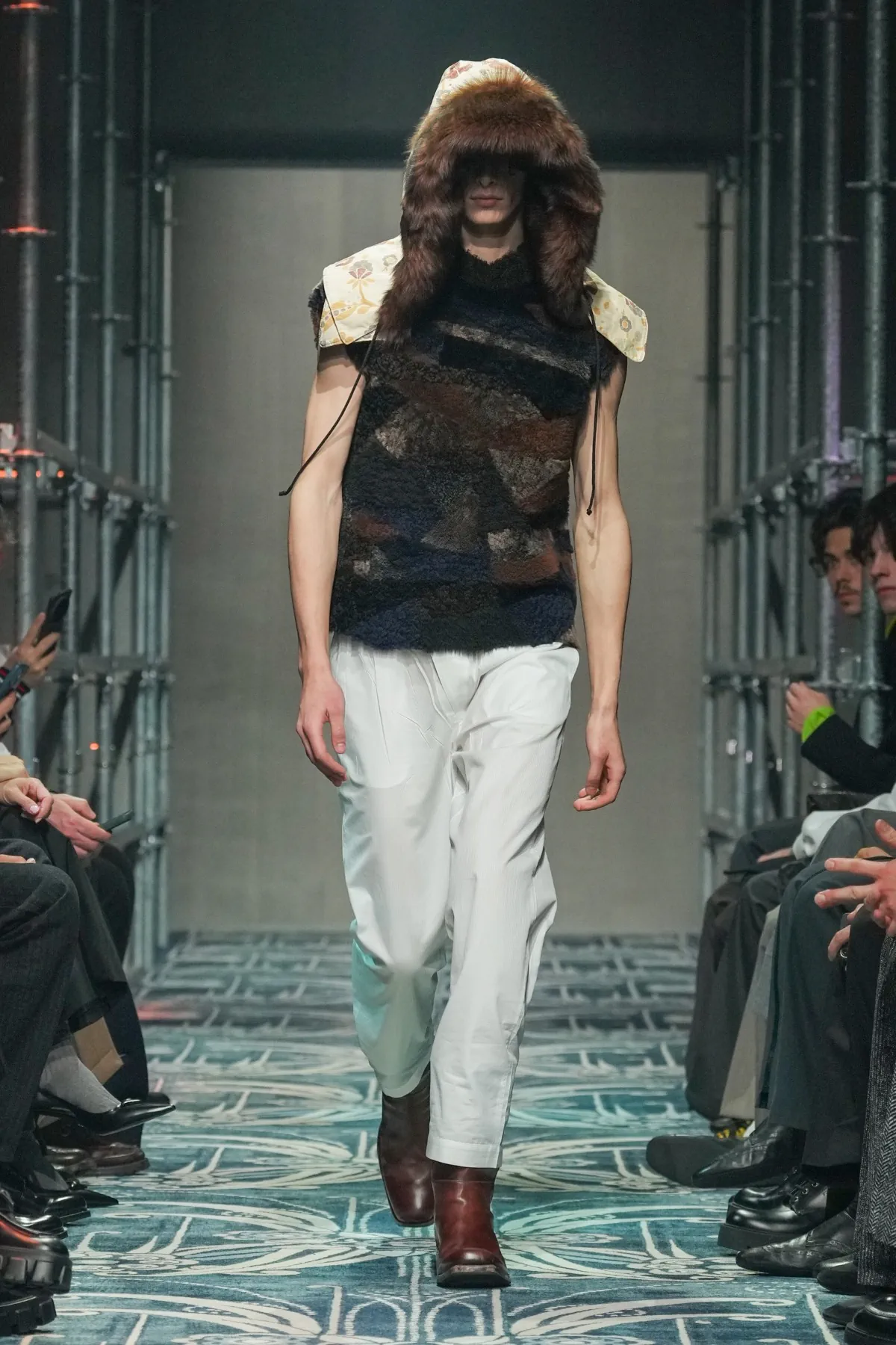 Le défilé PRADA automne 2025 pour hommes a redéfini le luxe avec instinct et humanité