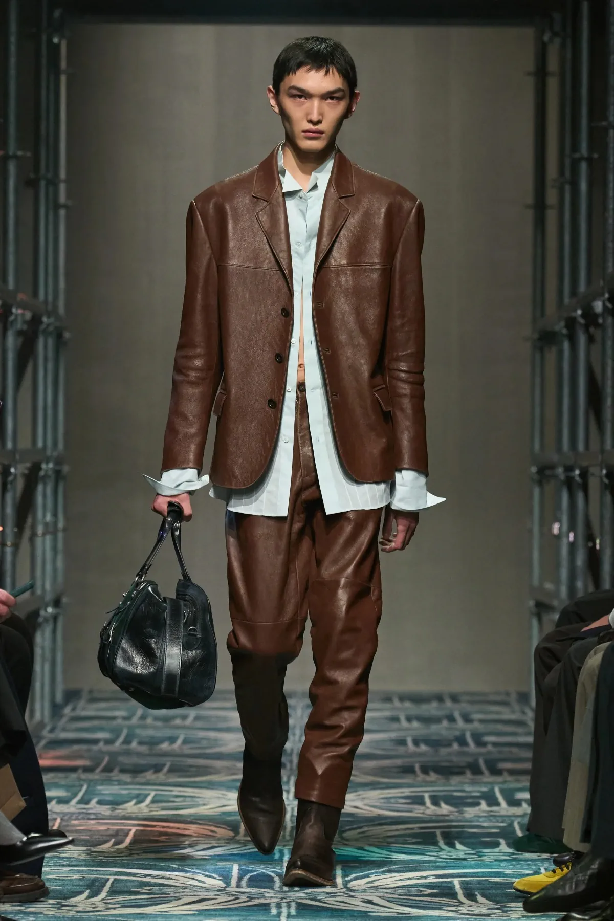 Le défilé PRADA automne 2025 pour hommes a redéfini le luxe avec instinct et humanité