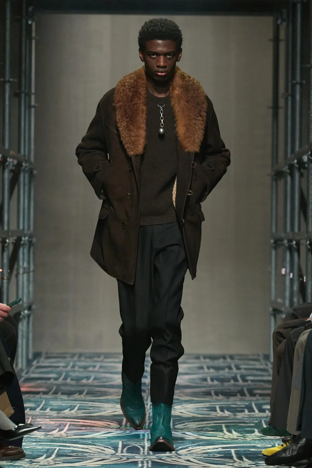 Le défilé PRADA automne 2025 pour hommes a redéfini le luxe avec instinct et humanité