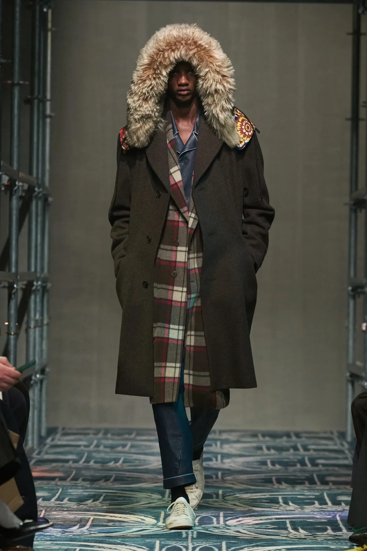 Le défilé PRADA automne 2025 pour hommes a redéfini le luxe avec instinct et humanité