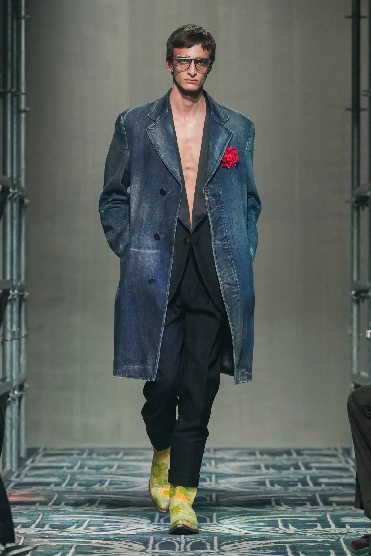 Le défilé PRADA automne 2025 pour hommes a redéfini le luxe avec instinct et humanité