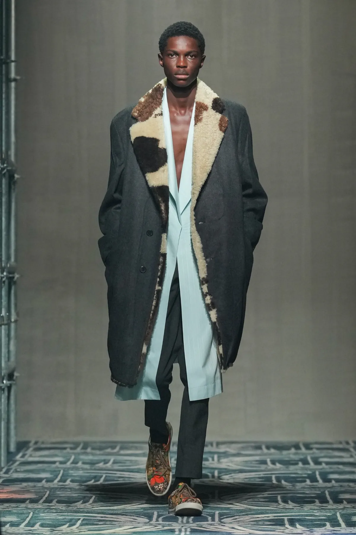 Le défilé PRADA automne 2025 pour hommes a redéfini le luxe avec instinct et humanité