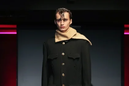 La collection PRONOUNCE Automne 2025 explore la fragilité des guerriers et le tailoring moderne
